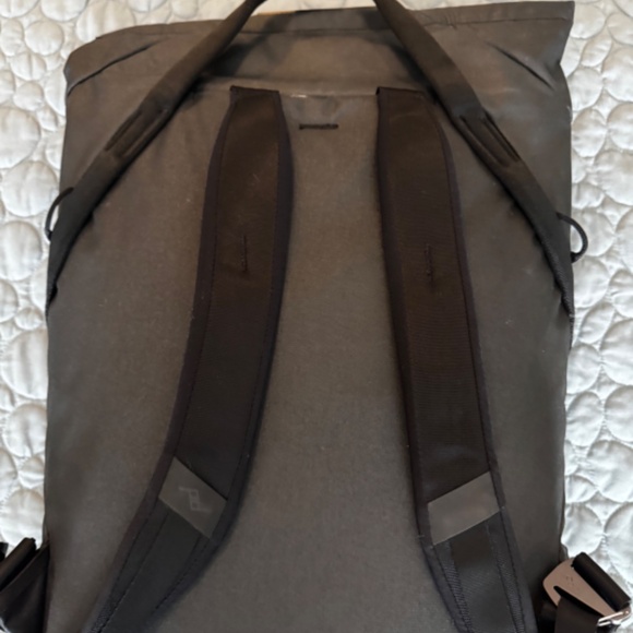 Peak Design Every Day Tote\Backpack Black with Gray Interior - Picture 14 of 16